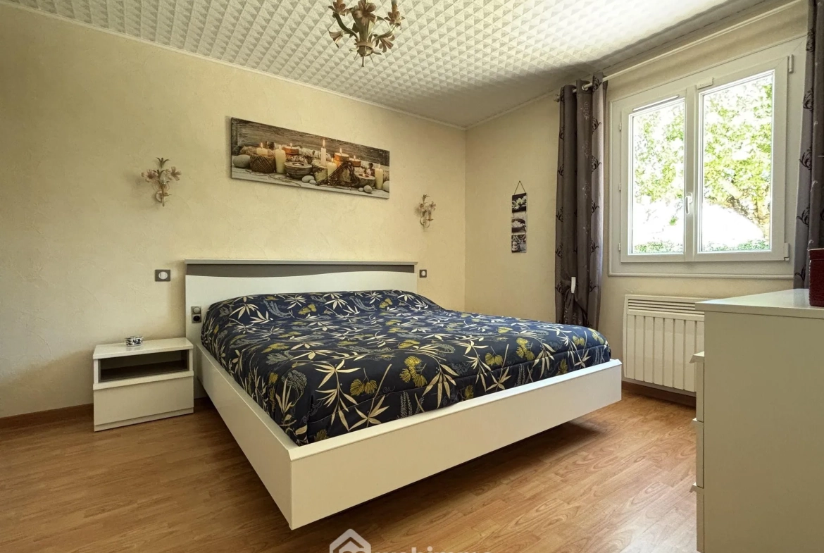 Maison à vendre de 117 m² à Châtellerault avec grand terrain et panneaux solaires 