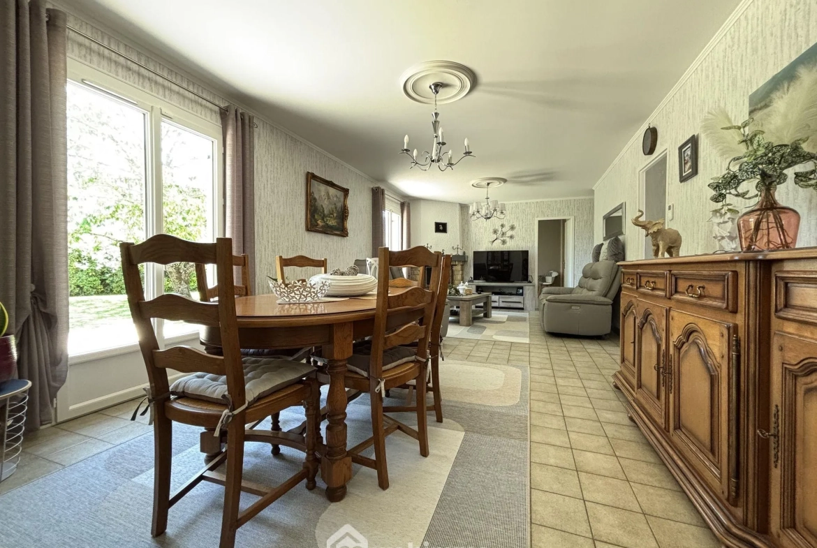 Maison à vendre de 117 m² à Châtellerault avec grand terrain et panneaux solaires 