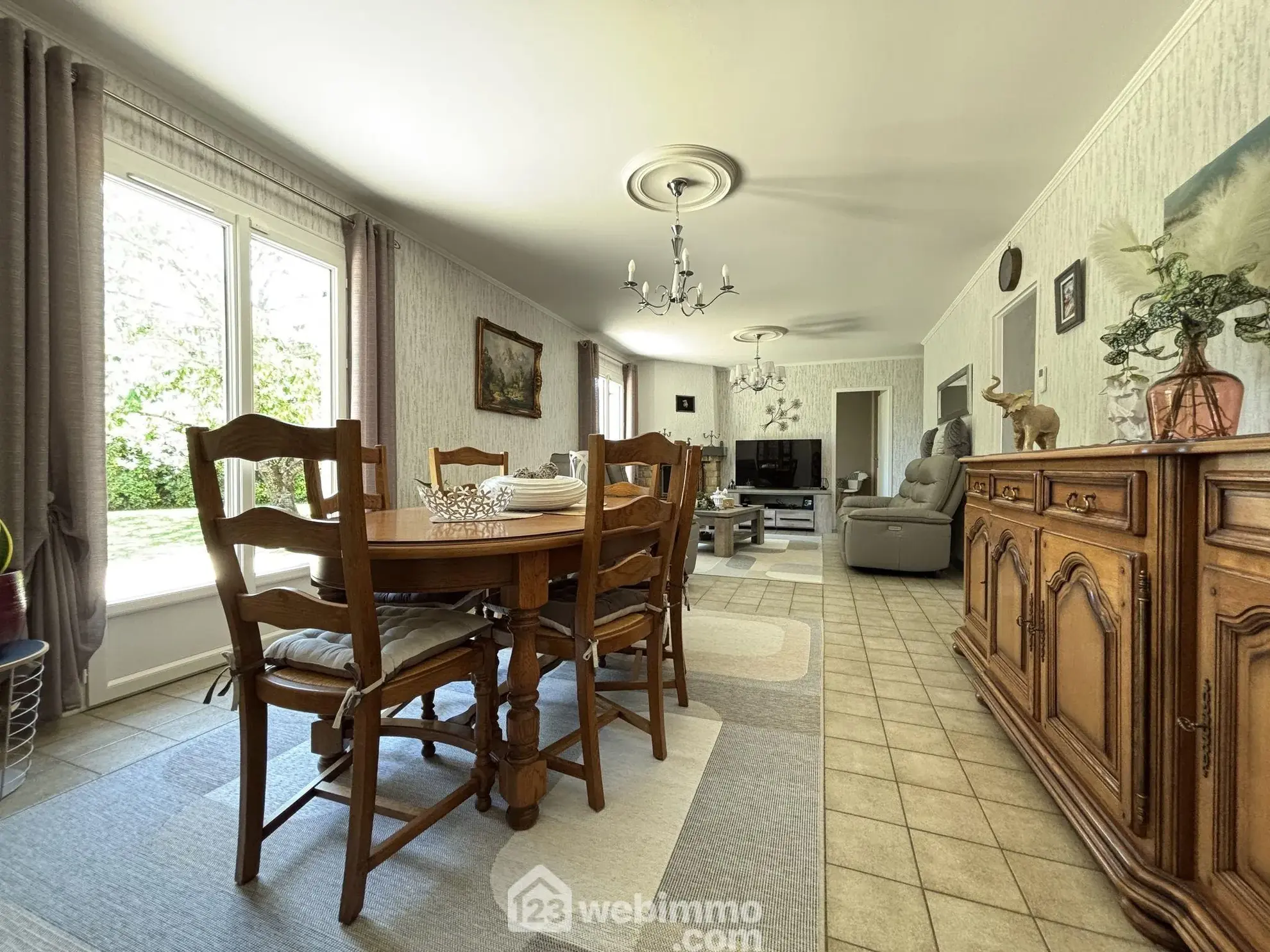 Maison à vendre de 117 m² à Châtellerault avec grand terrain et panneaux solaires 