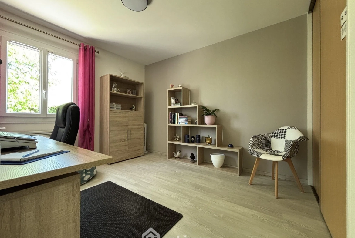 Maison à vendre de 117 m² à Châtellerault avec grand terrain et panneaux solaires 