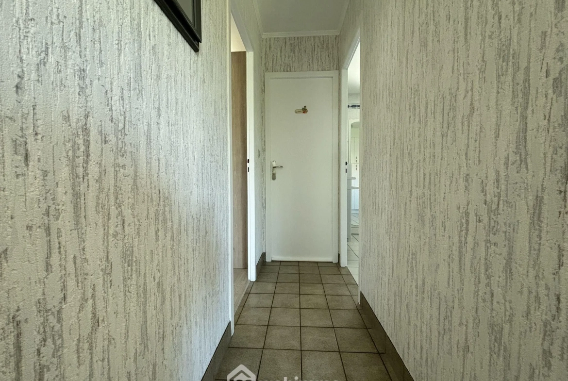 Maison à vendre de 117 m² à Châtellerault avec grand terrain et panneaux solaires 
