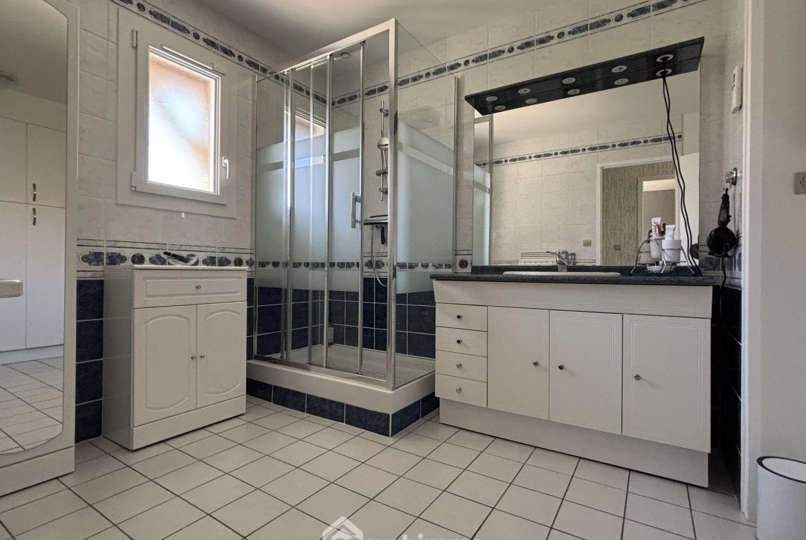 Maison à vendre de 117 m² à Châtellerault avec grand terrain et panneaux solaires 