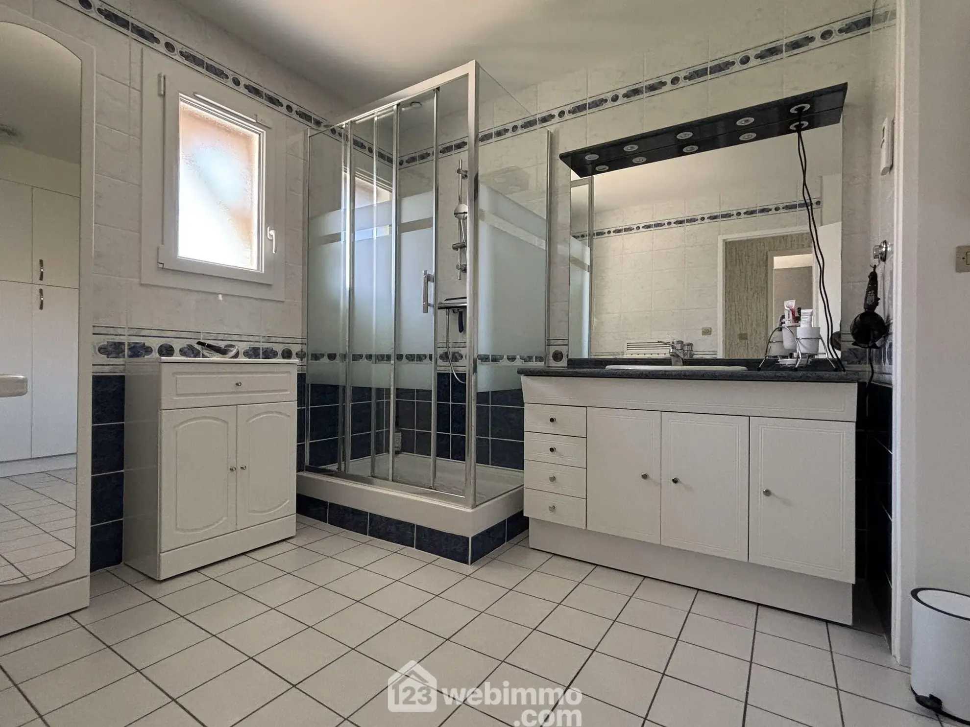 Maison à vendre de 117 m² à Châtellerault avec grand terrain et panneaux solaires 