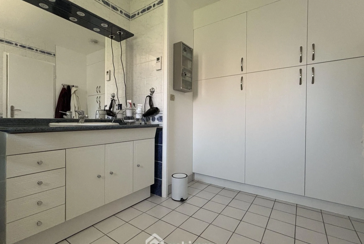 Maison à vendre de 117 m² à Châtellerault avec grand terrain et panneaux solaires 