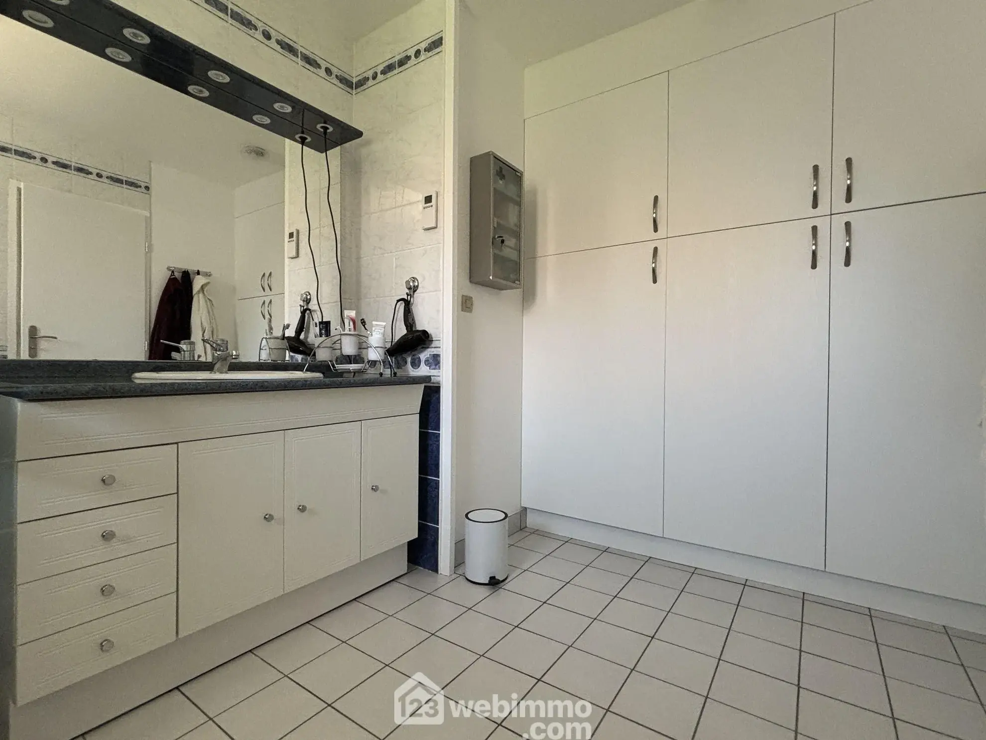 Maison à vendre de 117 m² à Châtellerault avec grand terrain et panneaux solaires 