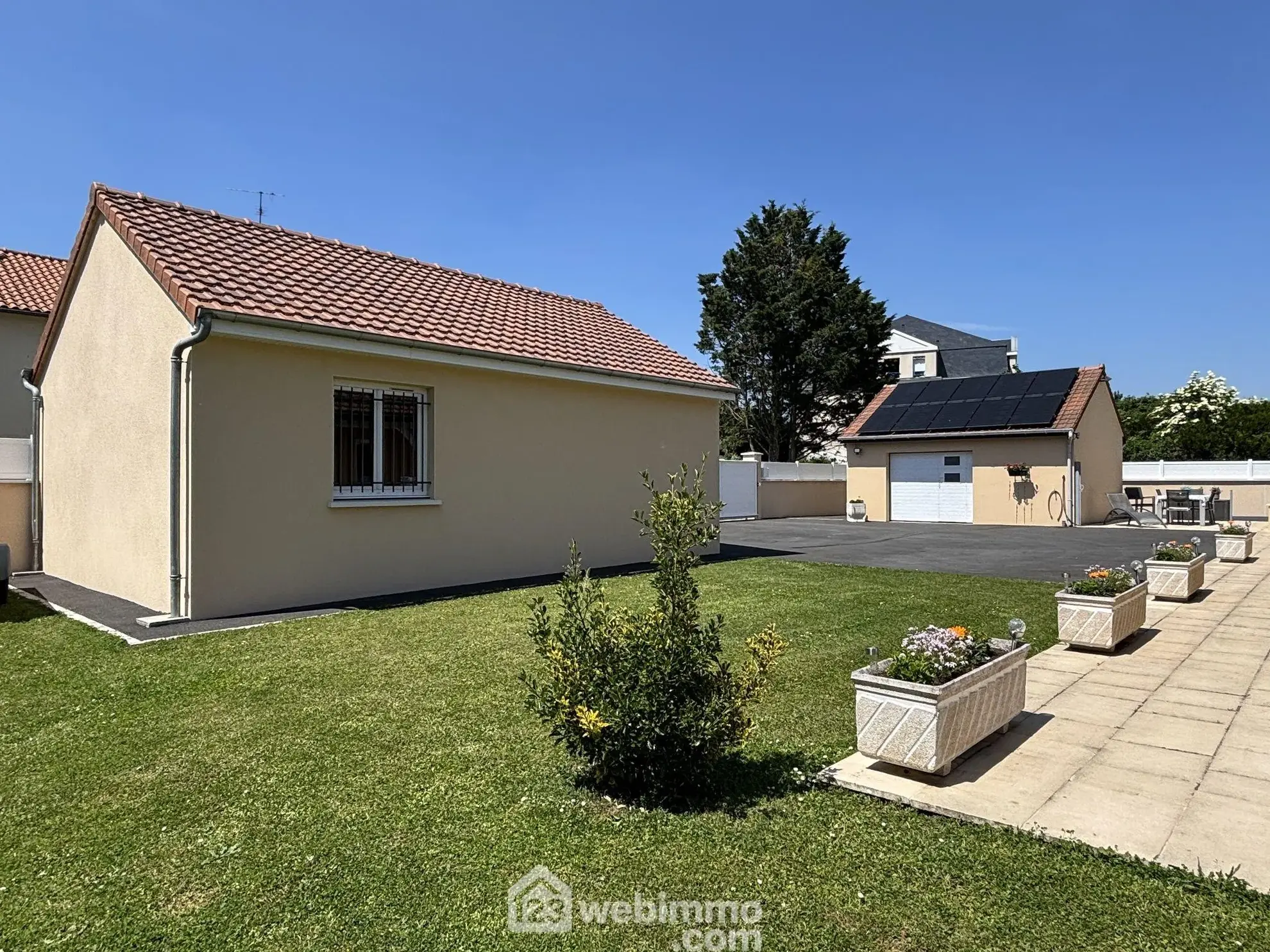 Maison à vendre de 117 m² à Châtellerault avec grand terrain et panneaux solaires 
