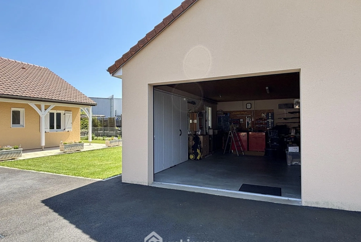 Maison à vendre de 117 m² à Châtellerault avec grand terrain et panneaux solaires 