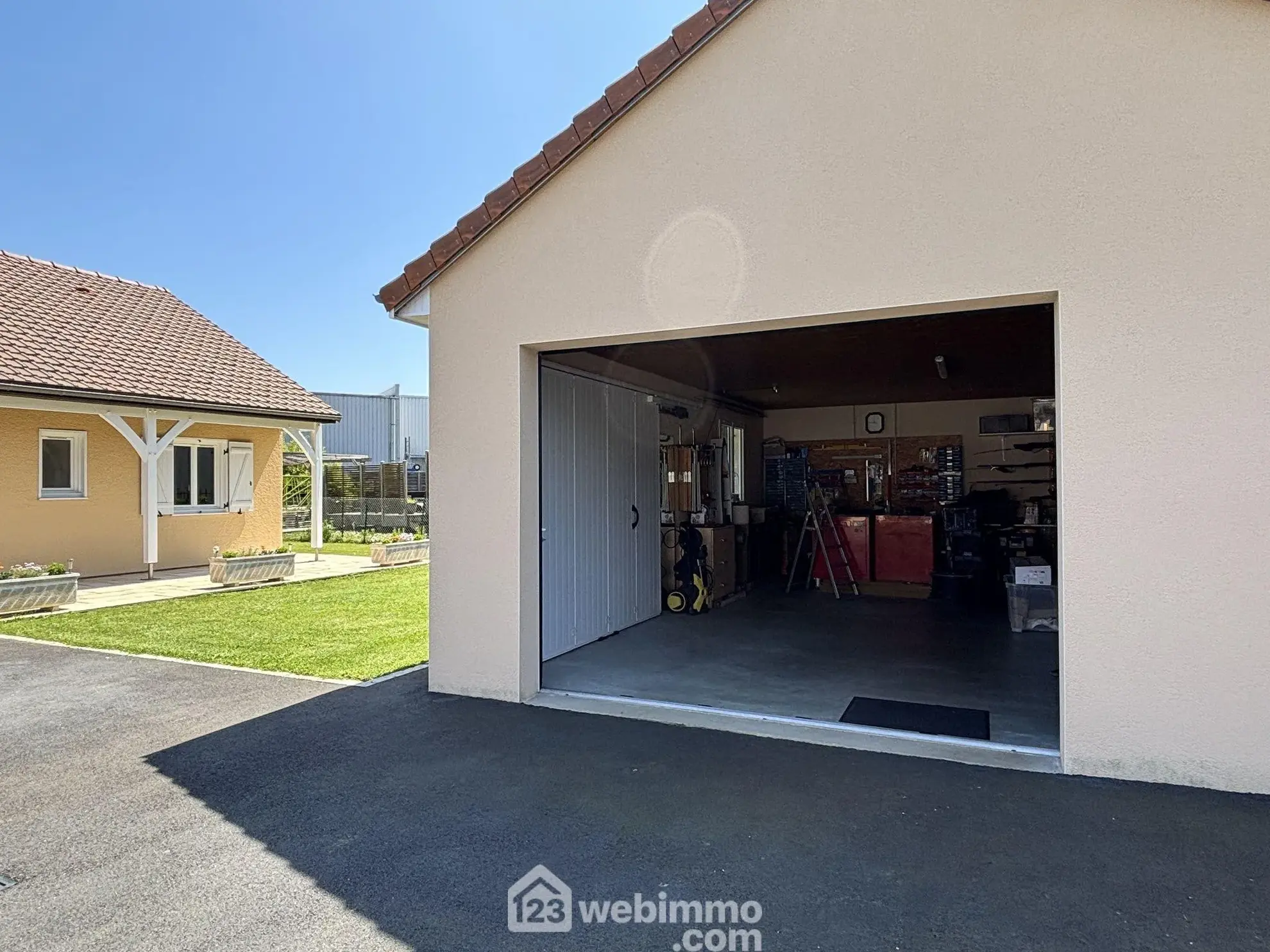 Maison à vendre de 117 m² à Châtellerault avec grand terrain et panneaux solaires 