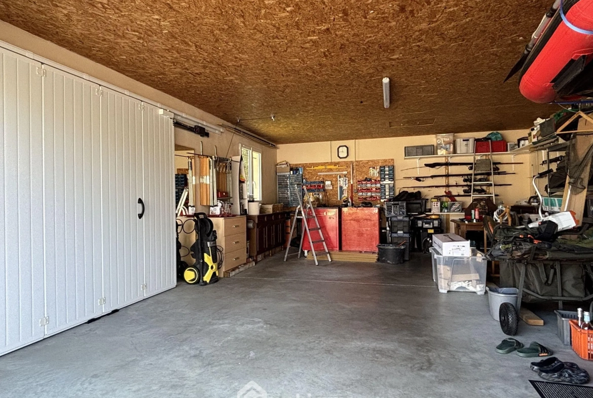 Maison à vendre de 117 m² à Châtellerault avec grand terrain et panneaux solaires 