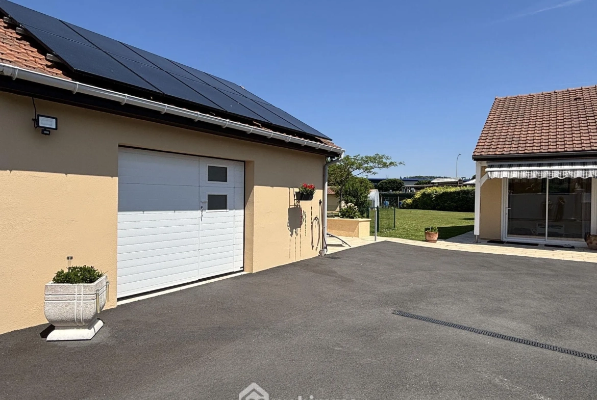 Maison à vendre de 117 m² à Châtellerault avec grand terrain et panneaux solaires 