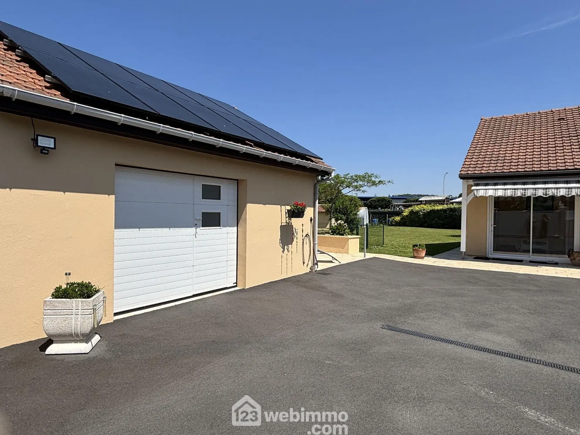 Maison à vendre de 117 m² à Châtellerault avec grand terrain et panneaux solaires 