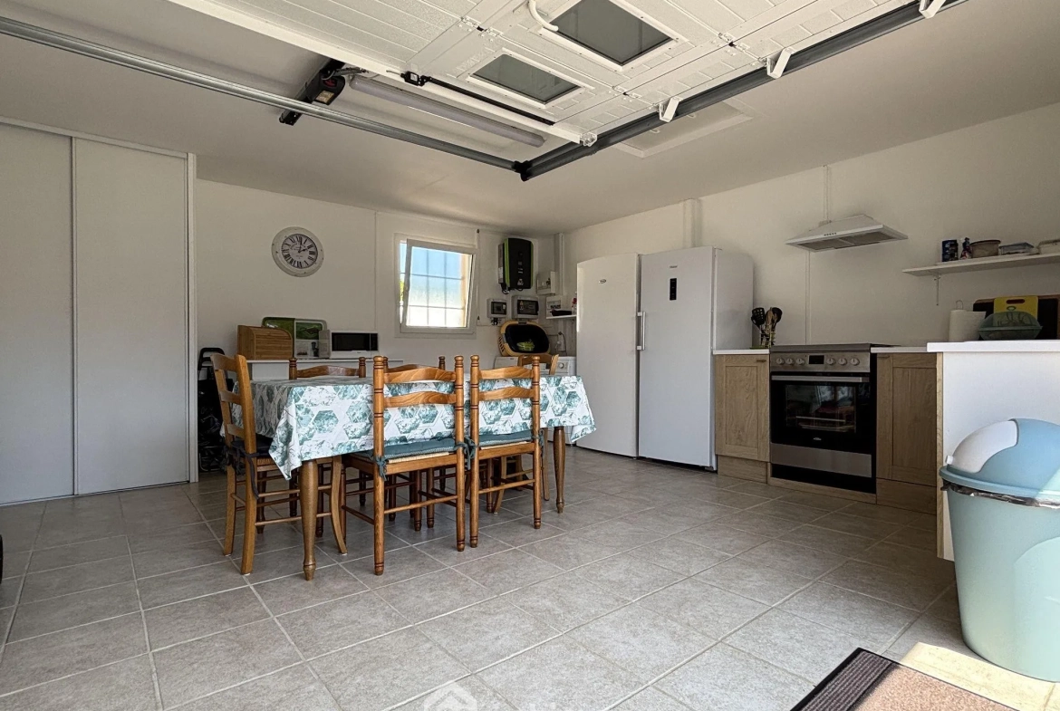 Maison à vendre de 117 m² à Châtellerault avec grand terrain et panneaux solaires 