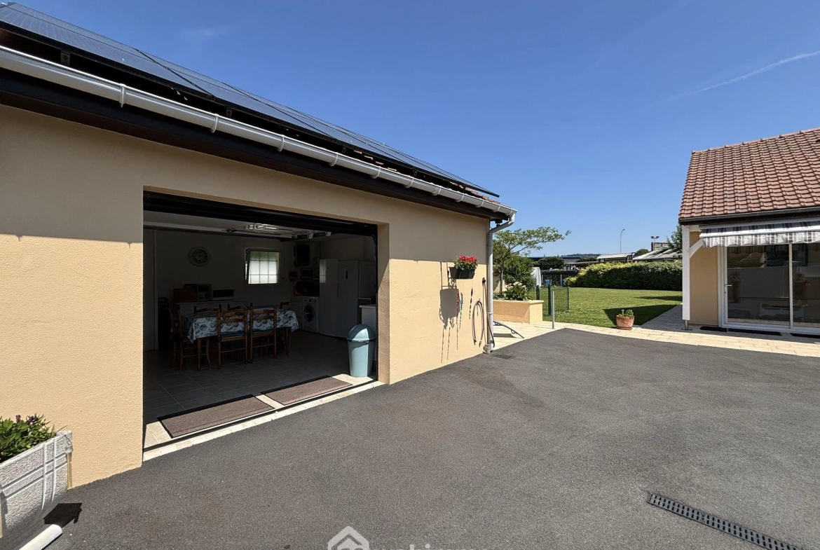 Maison à vendre de 117 m² à Châtellerault avec grand terrain et panneaux solaires 