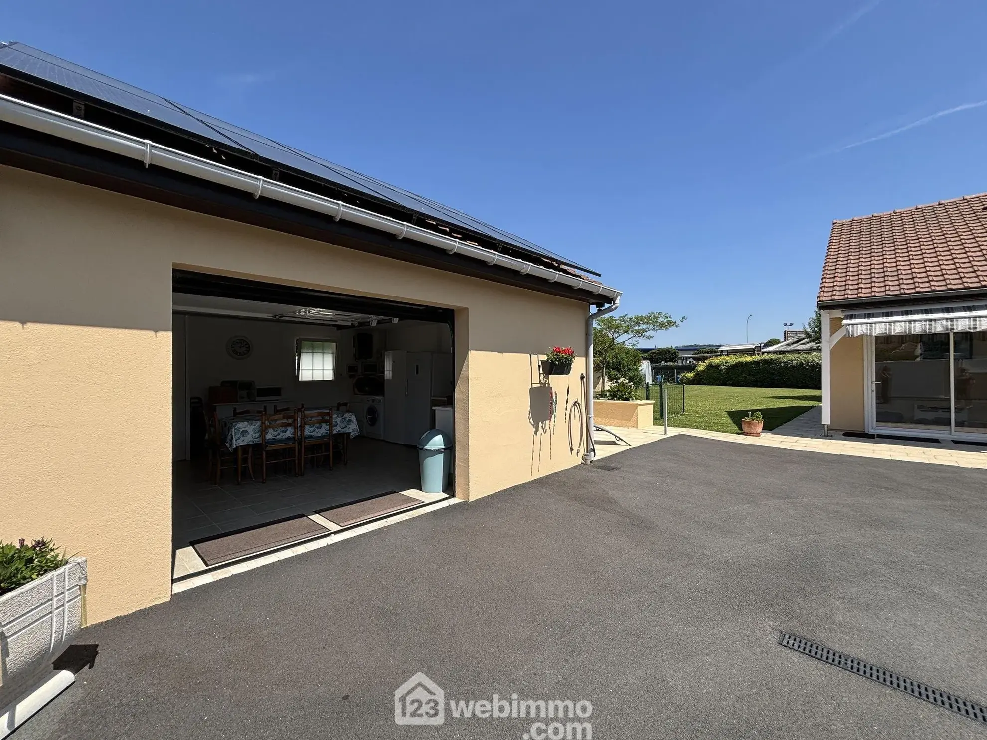 Maison à vendre de 117 m² à Châtellerault avec grand terrain et panneaux solaires 