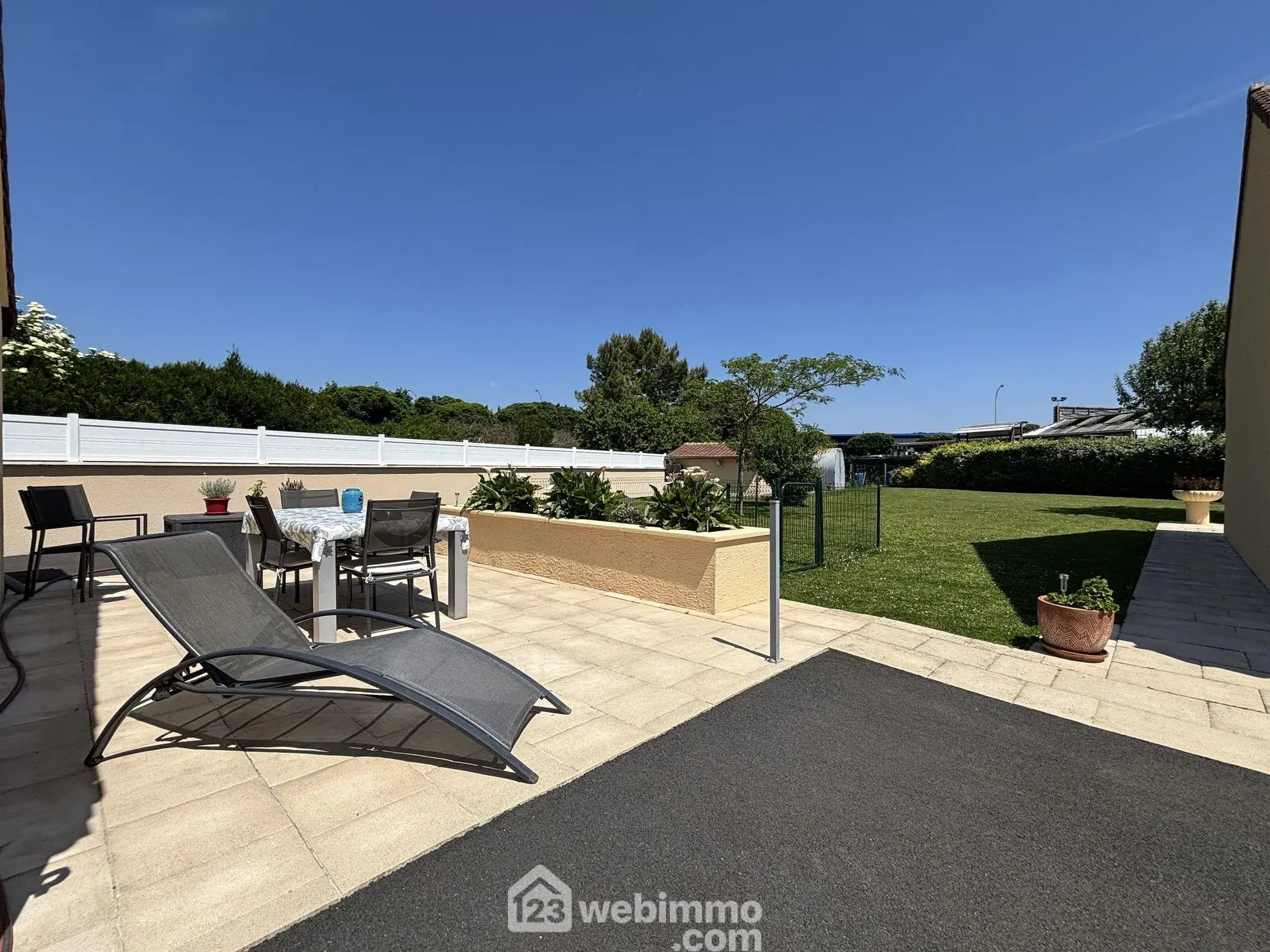 Maison à vendre de 117 m² à Châtellerault avec grand terrain et panneaux solaires 