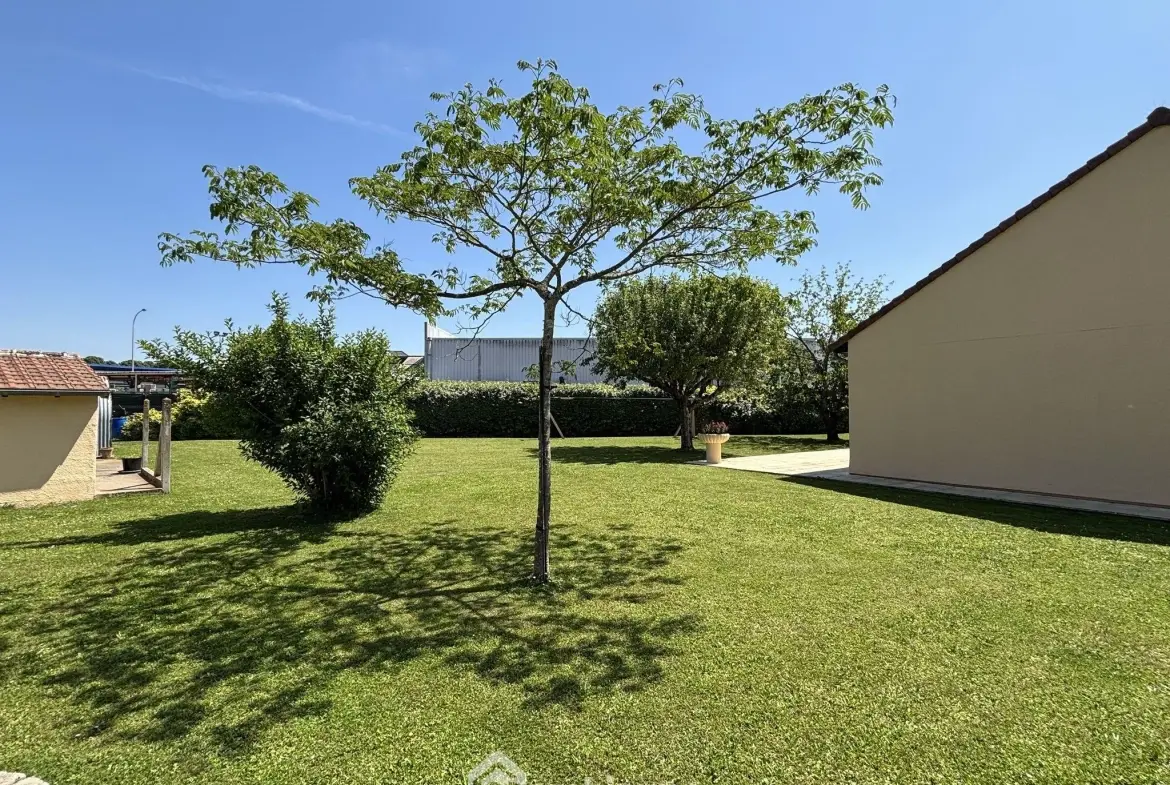 Maison à vendre de 117 m² à Châtellerault avec grand terrain et panneaux solaires 