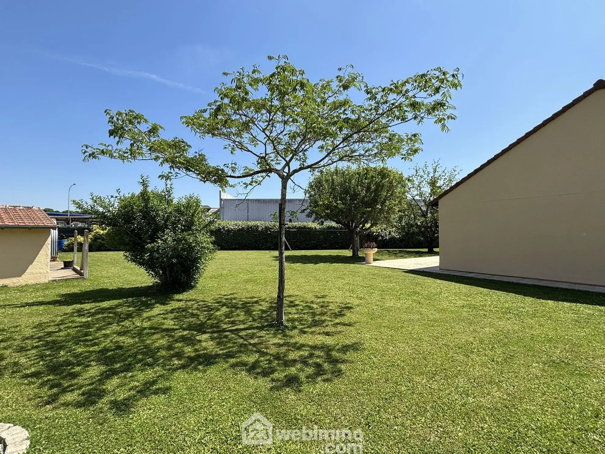 Maison à vendre de 117 m² à Châtellerault avec grand terrain et panneaux solaires 