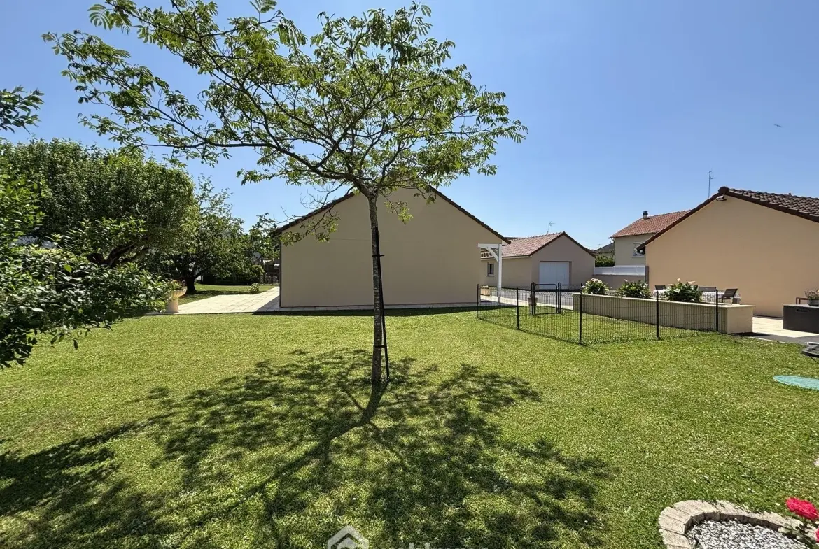 Maison à vendre de 117 m² à Châtellerault avec grand terrain et panneaux solaires 