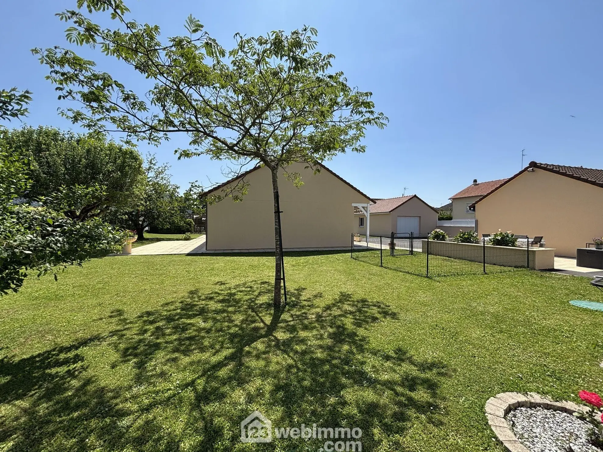 Maison à vendre de 117 m² à Châtellerault avec grand terrain et panneaux solaires 