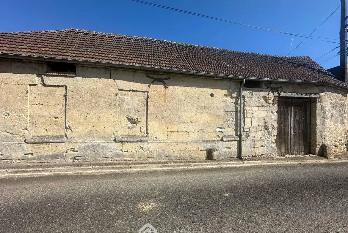 Grange à vendre de 96 m² à Montchâlons, idéale pour stockage ou atelier avec cour sécurisée 