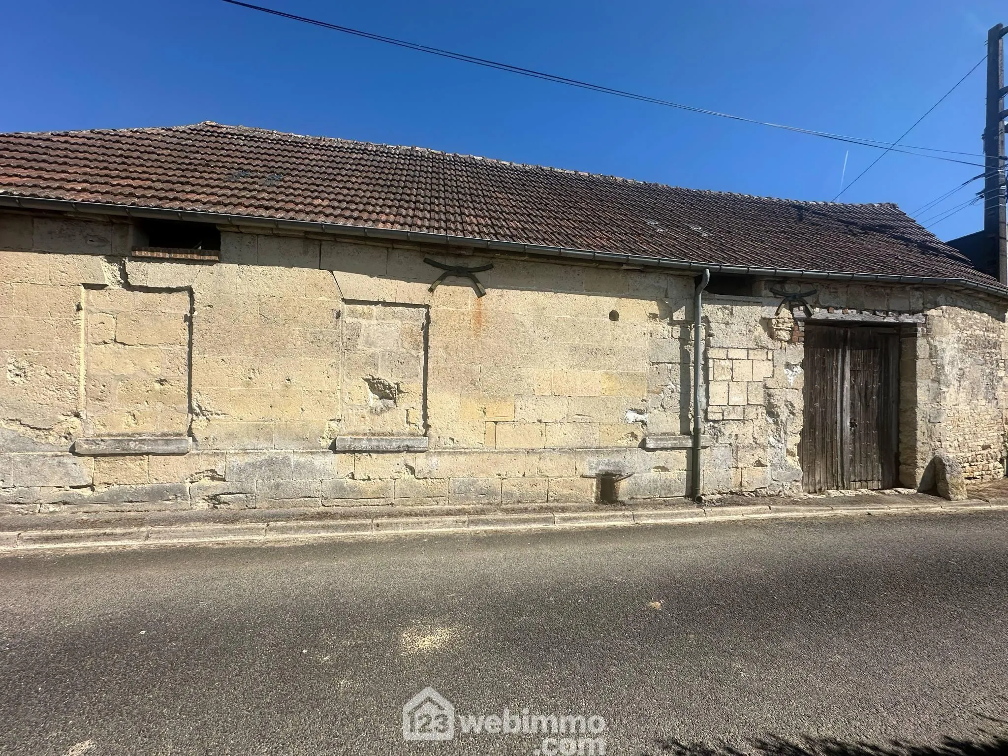 Grange à vendre de 96 m² à Montchâlons, idéale pour stockage ou atelier avec cour sécurisée 