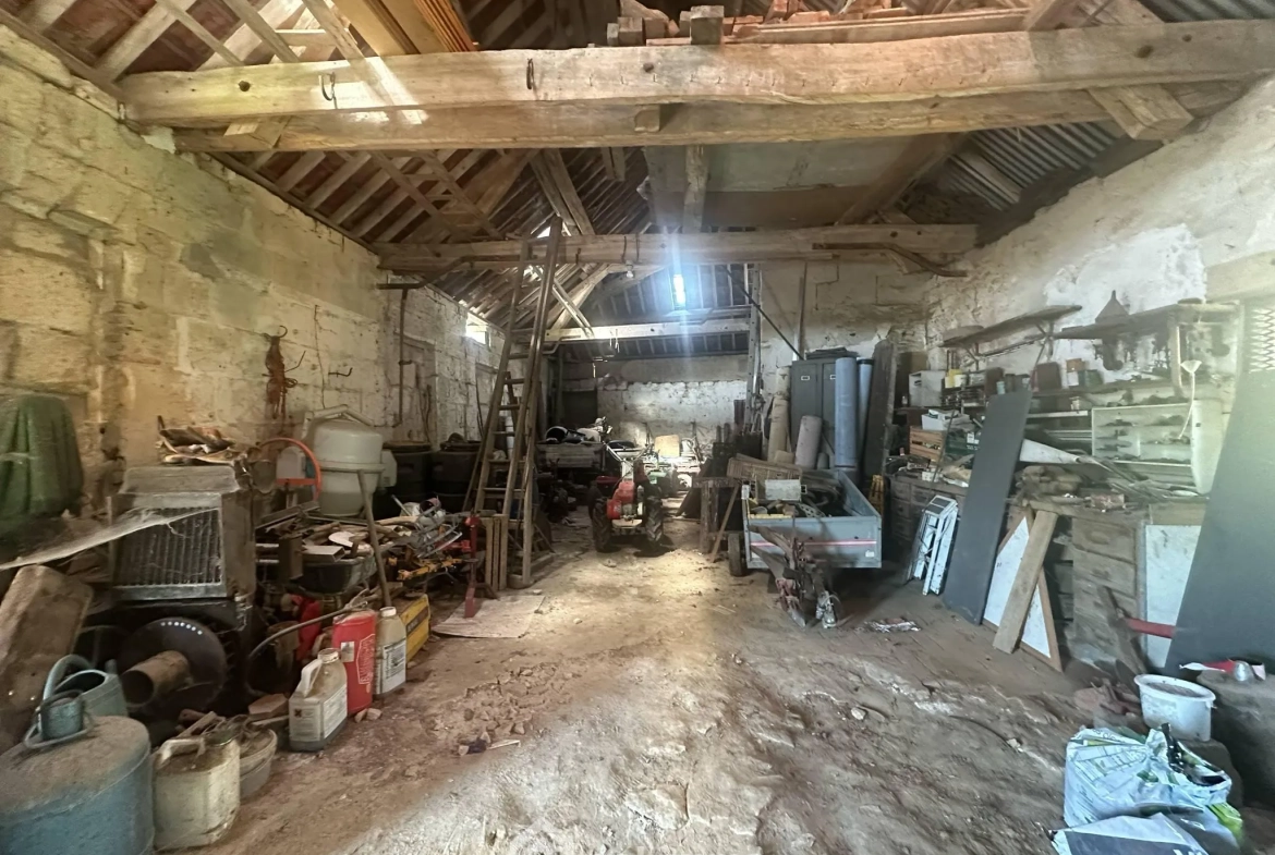 Grange à vendre de 96 m² à Montchâlons, idéale pour stockage ou atelier avec cour sécurisée 