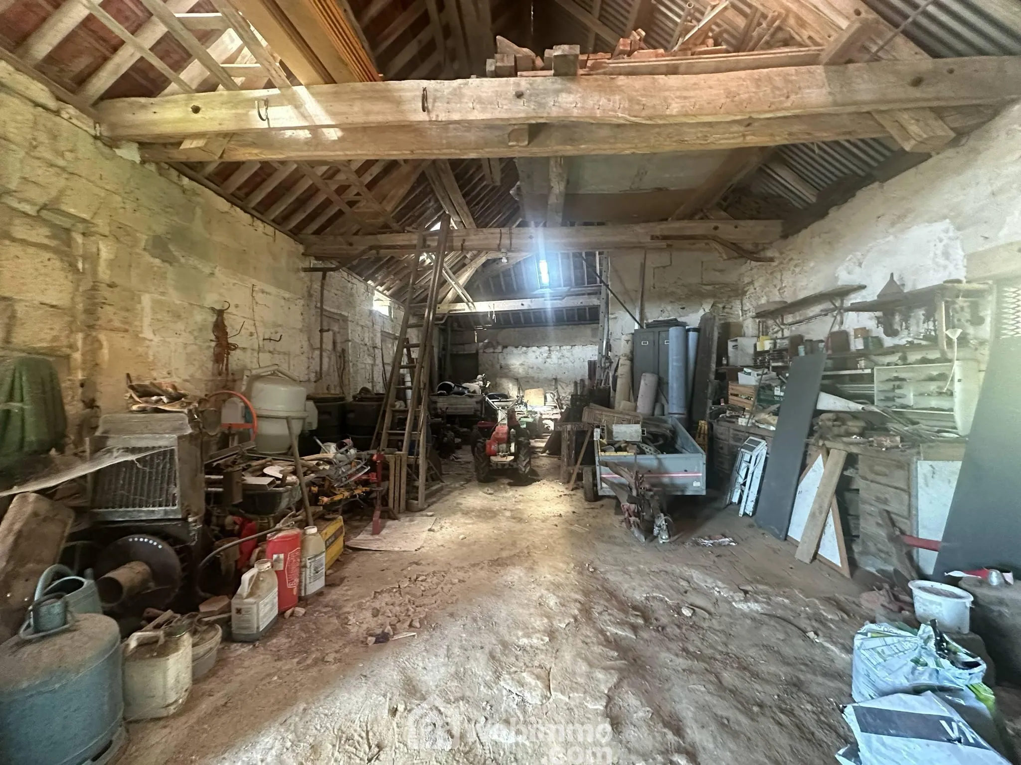 Grange à vendre de 96 m² à Montchâlons, idéale pour stockage ou atelier avec cour sécurisée 