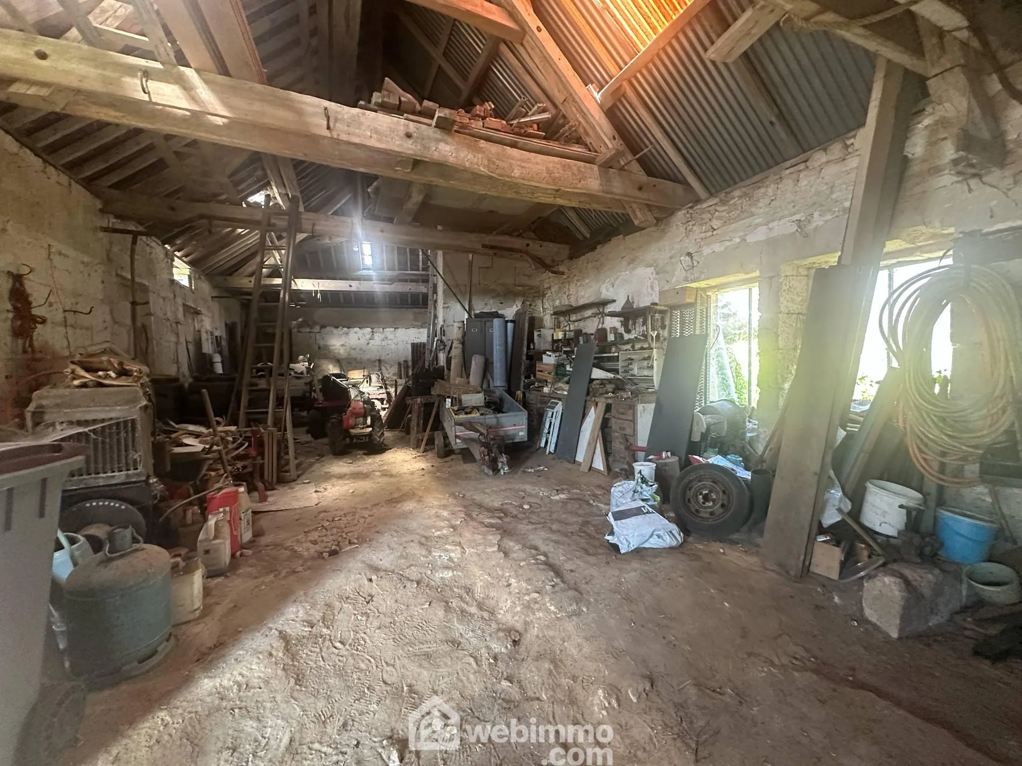 Grange à vendre de 96 m² à Montchâlons, idéale pour stockage ou atelier avec cour sécurisée 