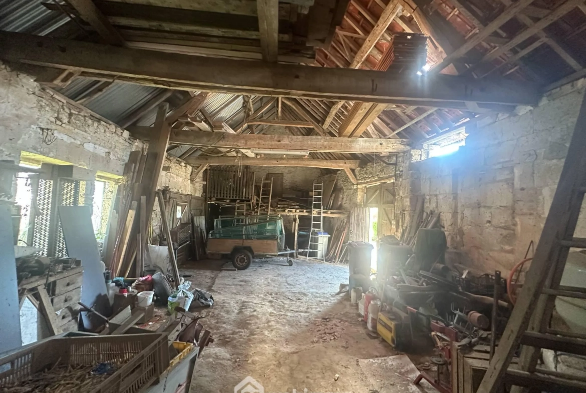 Grange à vendre de 96 m² à Montchâlons, idéale pour stockage ou atelier avec cour sécurisée 