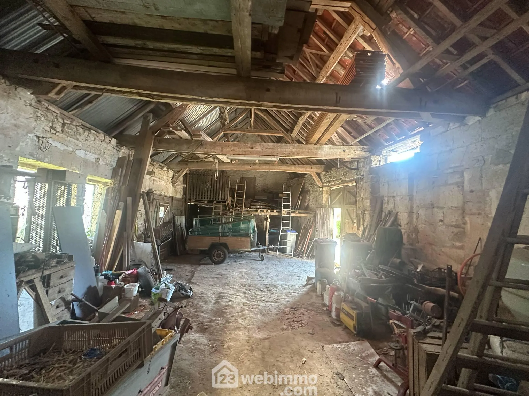 Grange à vendre de 96 m² à Montchâlons, idéale pour stockage ou atelier avec cour sécurisée 
