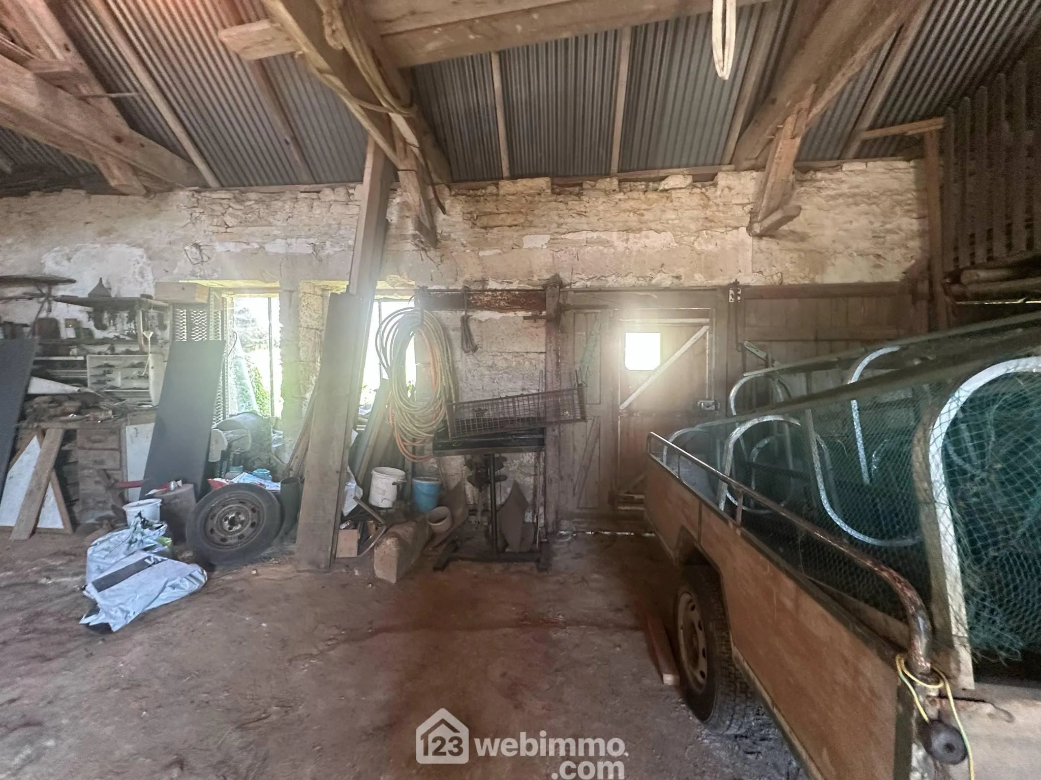 Grange à vendre de 96 m² à Montchâlons, idéale pour stockage ou atelier avec cour sécurisée 