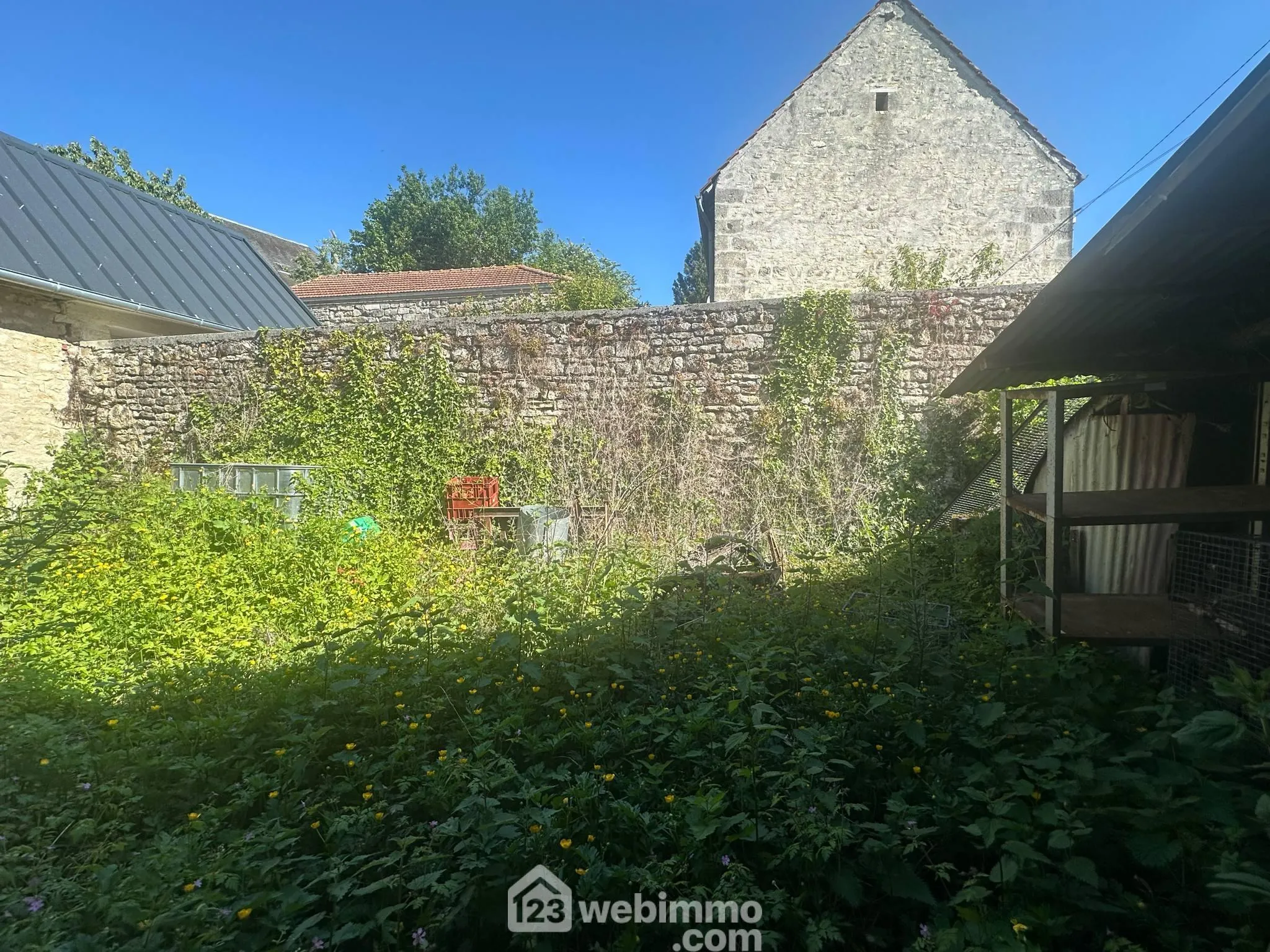 Grange à vendre de 96 m² à Montchâlons, idéale pour stockage ou atelier avec cour sécurisée 