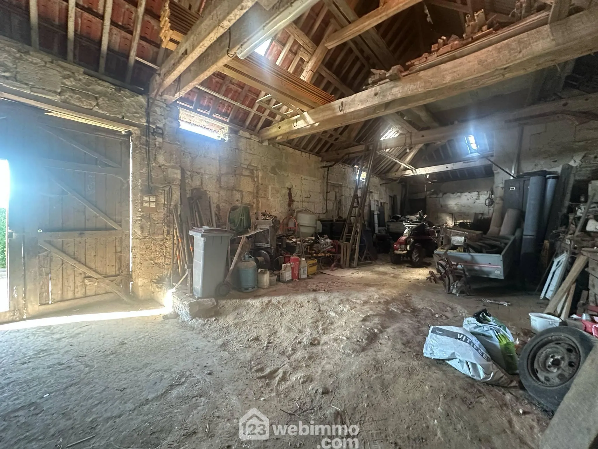 Grange à vendre de 96 m² à Montchâlons, idéale pour stockage ou atelier avec cour sécurisée 