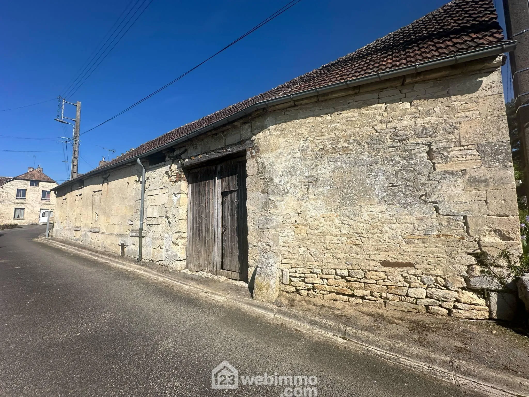 Grange à vendre de 96 m² à Montchâlons, idéale pour stockage ou atelier avec cour sécurisée 