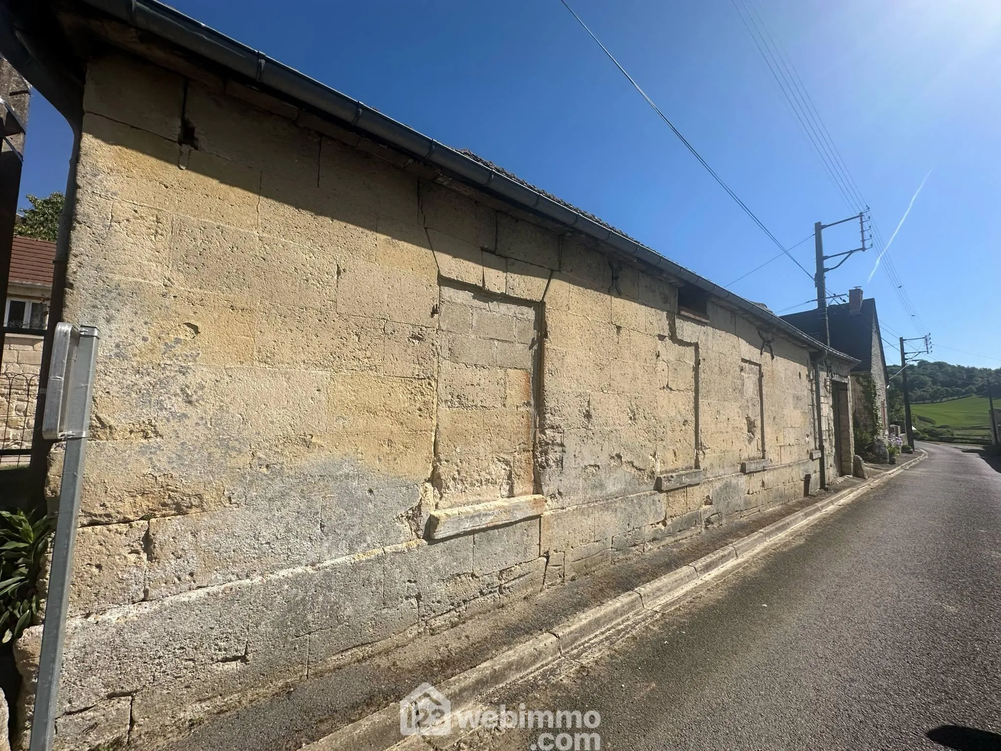 Grange à vendre de 96 m² à Montchâlons, idéale pour stockage ou atelier avec cour sécurisée 