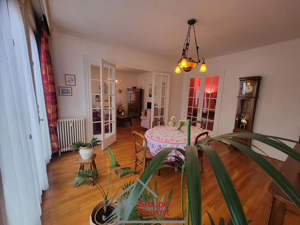 Grand appartement de 134 m² avec garage et cave en plein centre de Roanne