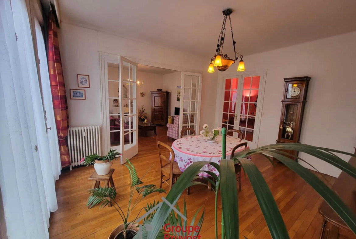 Grand appartement de 134 m² avec garage et cave en plein centre de Roanne 