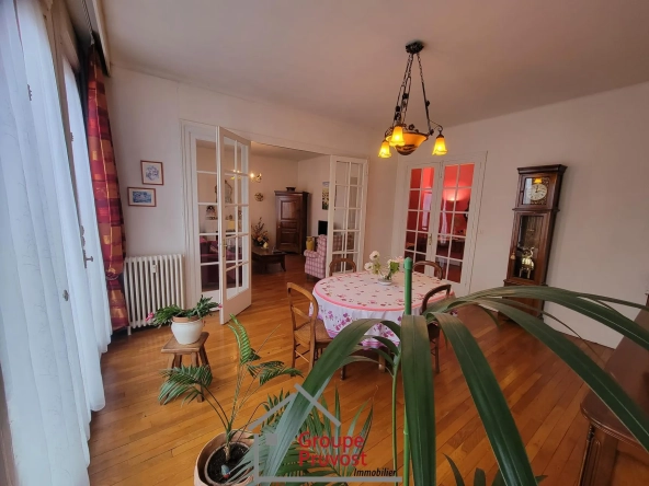 Grand appartement de 134 m² avec garage et cave en plein centre de Roanne