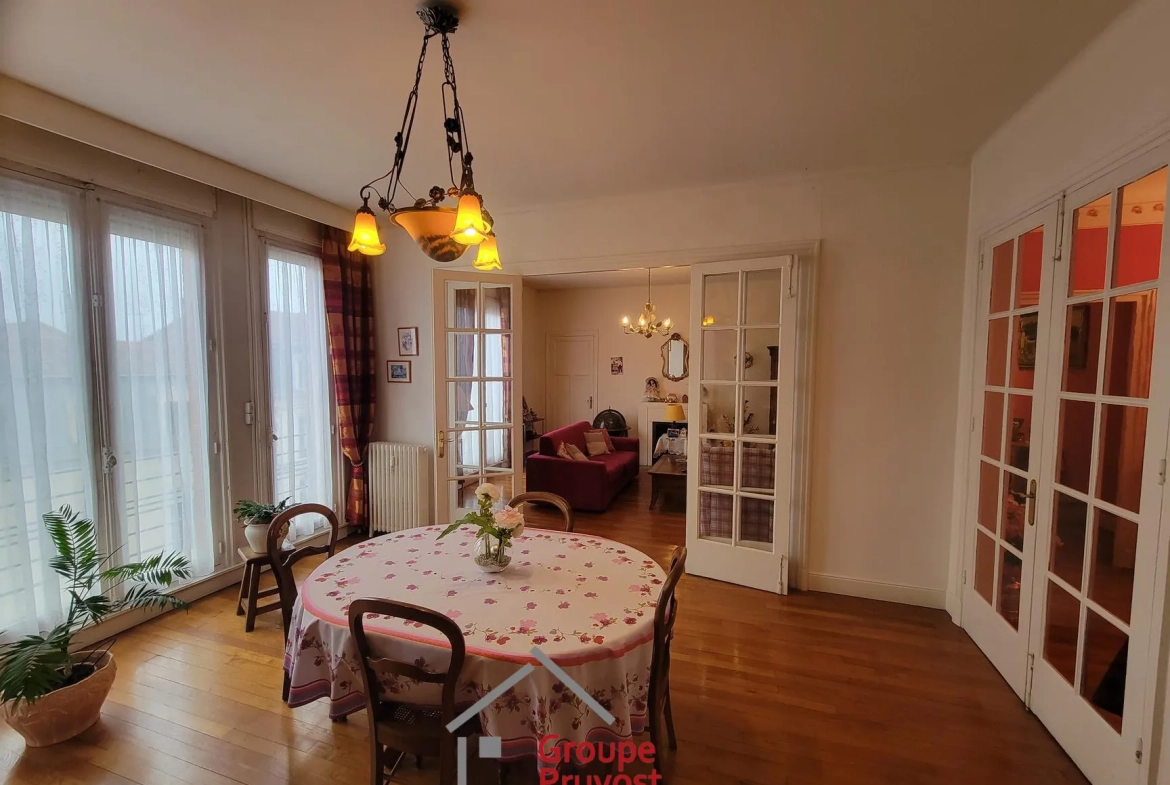 Grand appartement de 134 m² avec garage et cave en plein centre de Roanne 