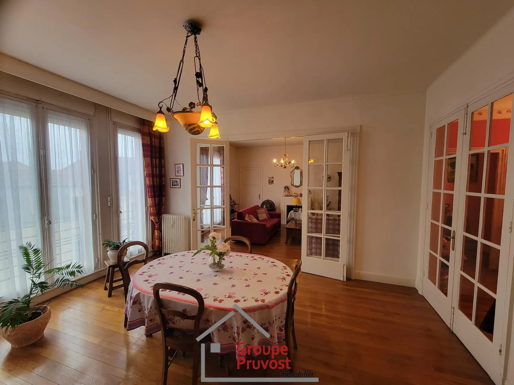 Grand appartement de 134 m² avec garage et cave en plein centre de Roanne 