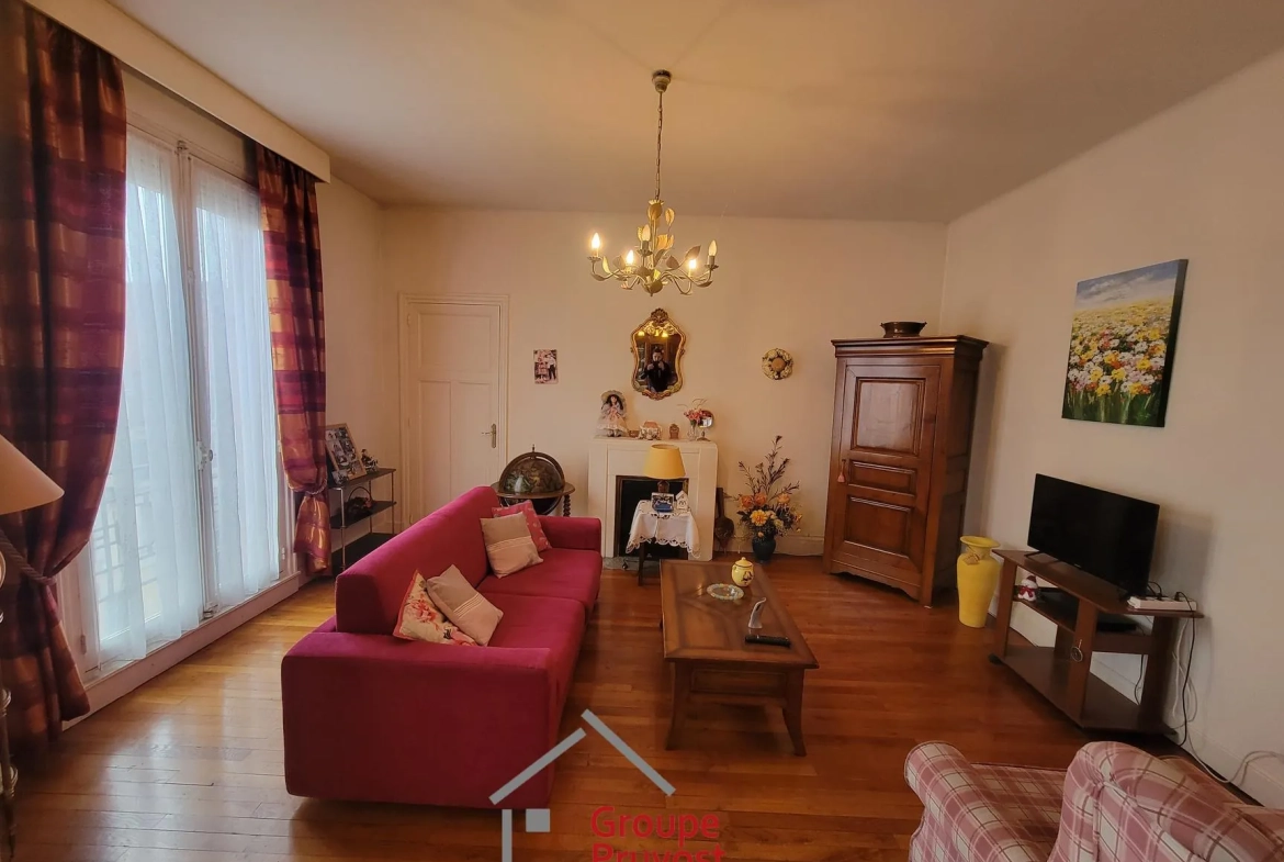Grand appartement de 134 m² avec garage et cave en plein centre de Roanne 