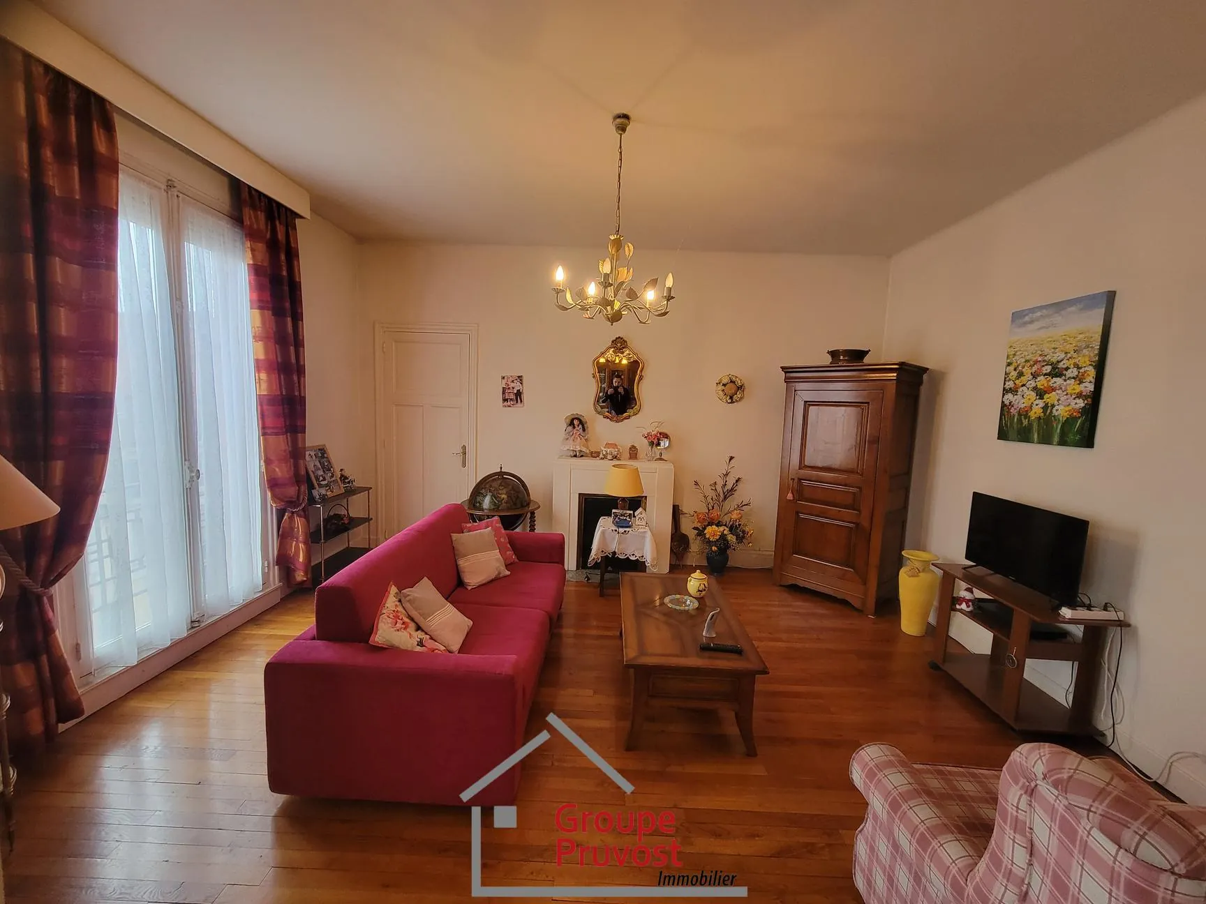 Grand appartement de 134 m² avec garage et cave en plein centre de Roanne 