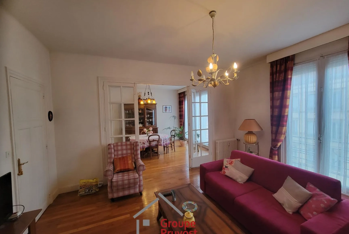 Grand appartement de 134 m² avec garage et cave en plein centre de Roanne 