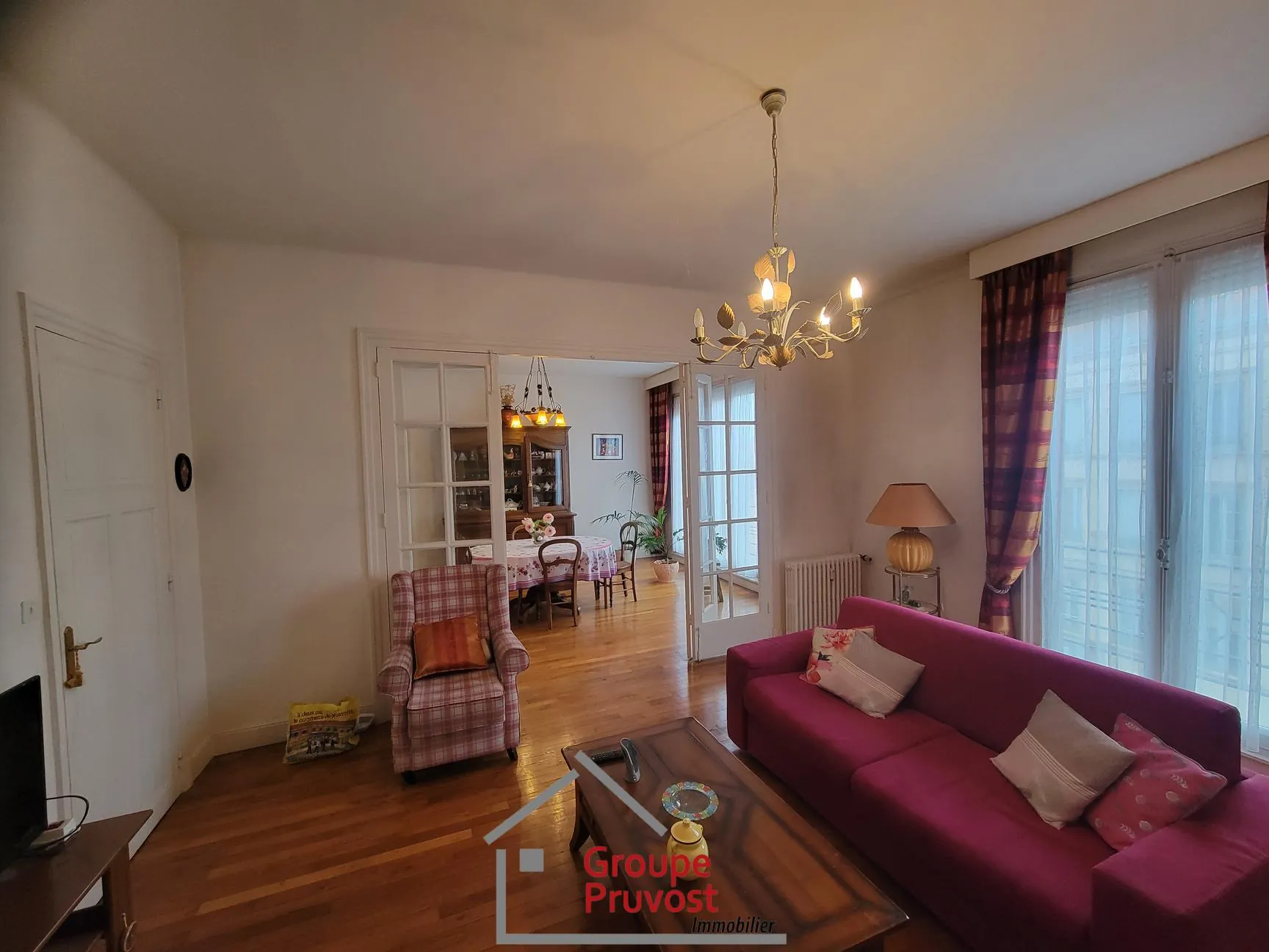 Grand appartement de 134 m² avec garage et cave en plein centre de Roanne 