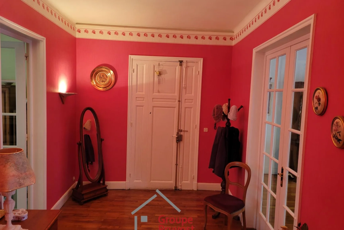 Grand appartement de 134 m² avec garage et cave en plein centre de Roanne 