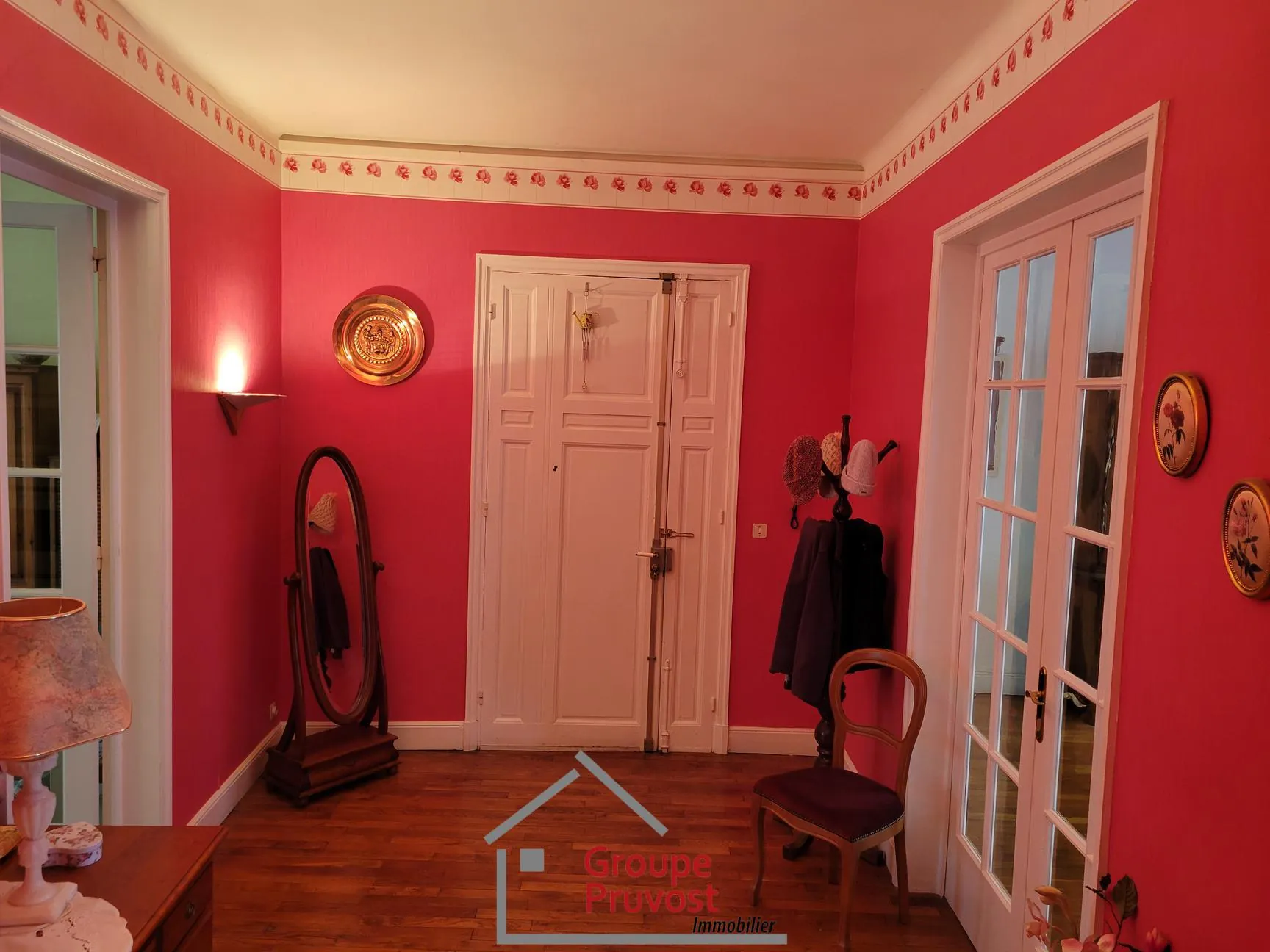 Grand appartement de 134 m² avec garage et cave en plein centre de Roanne 