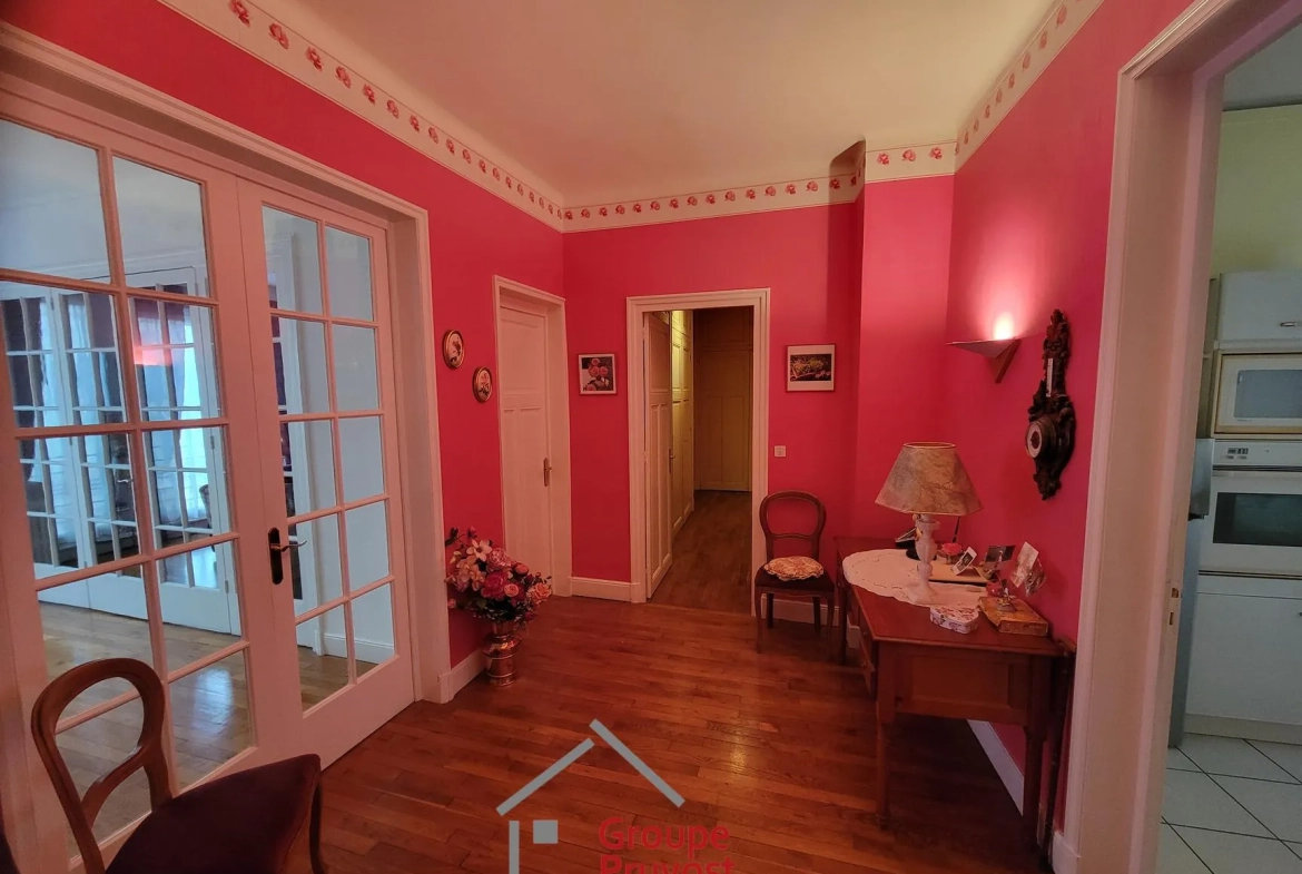 Grand appartement de 134 m² avec garage et cave en plein centre de Roanne 