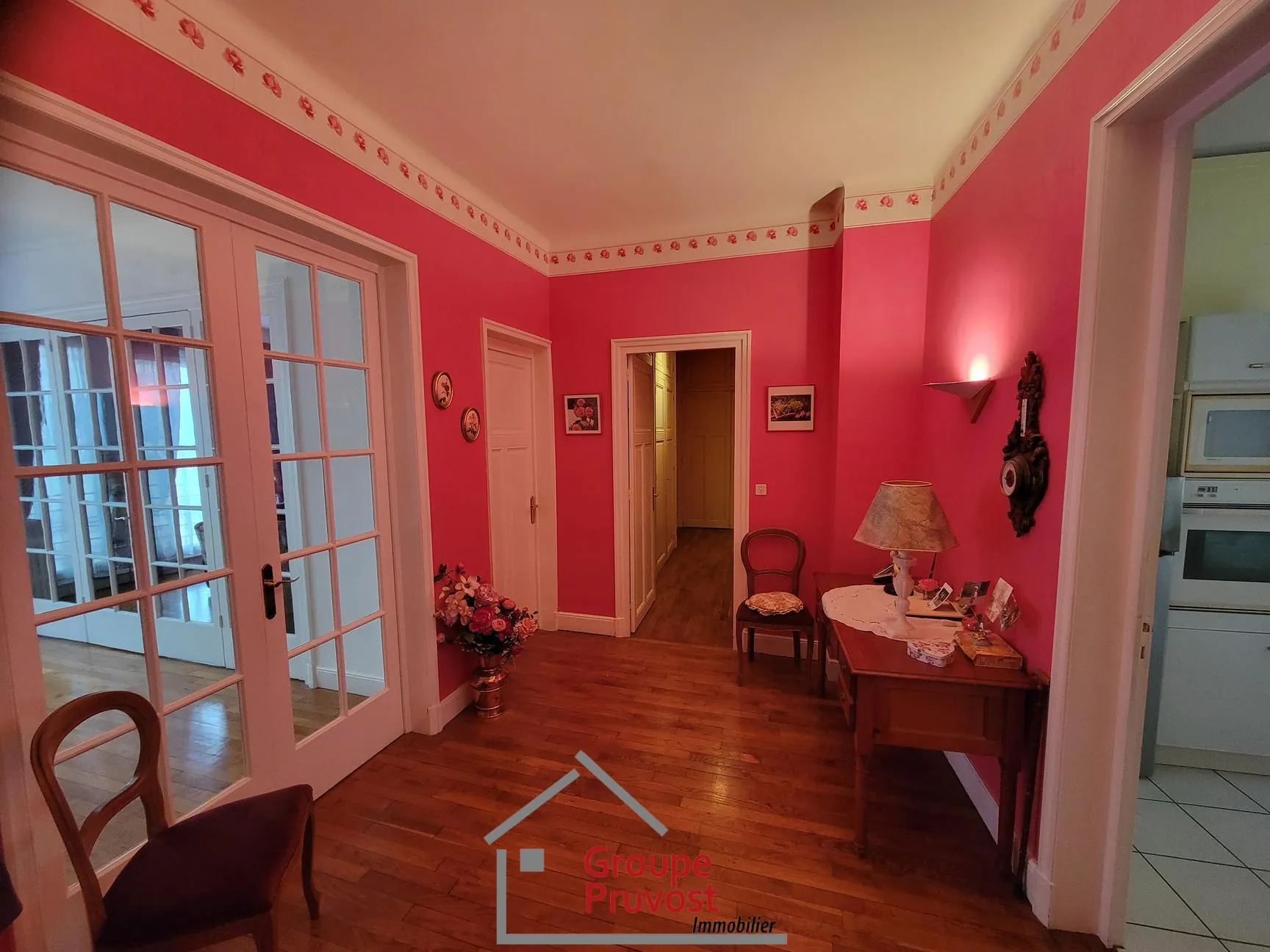 Grand appartement de 134 m² avec garage et cave en plein centre de Roanne 