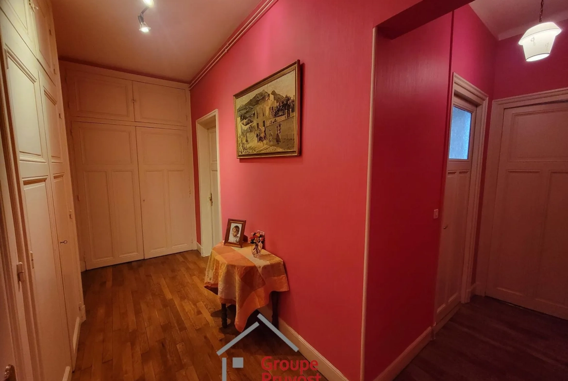 Grand appartement de 134 m² avec garage et cave en plein centre de Roanne 
