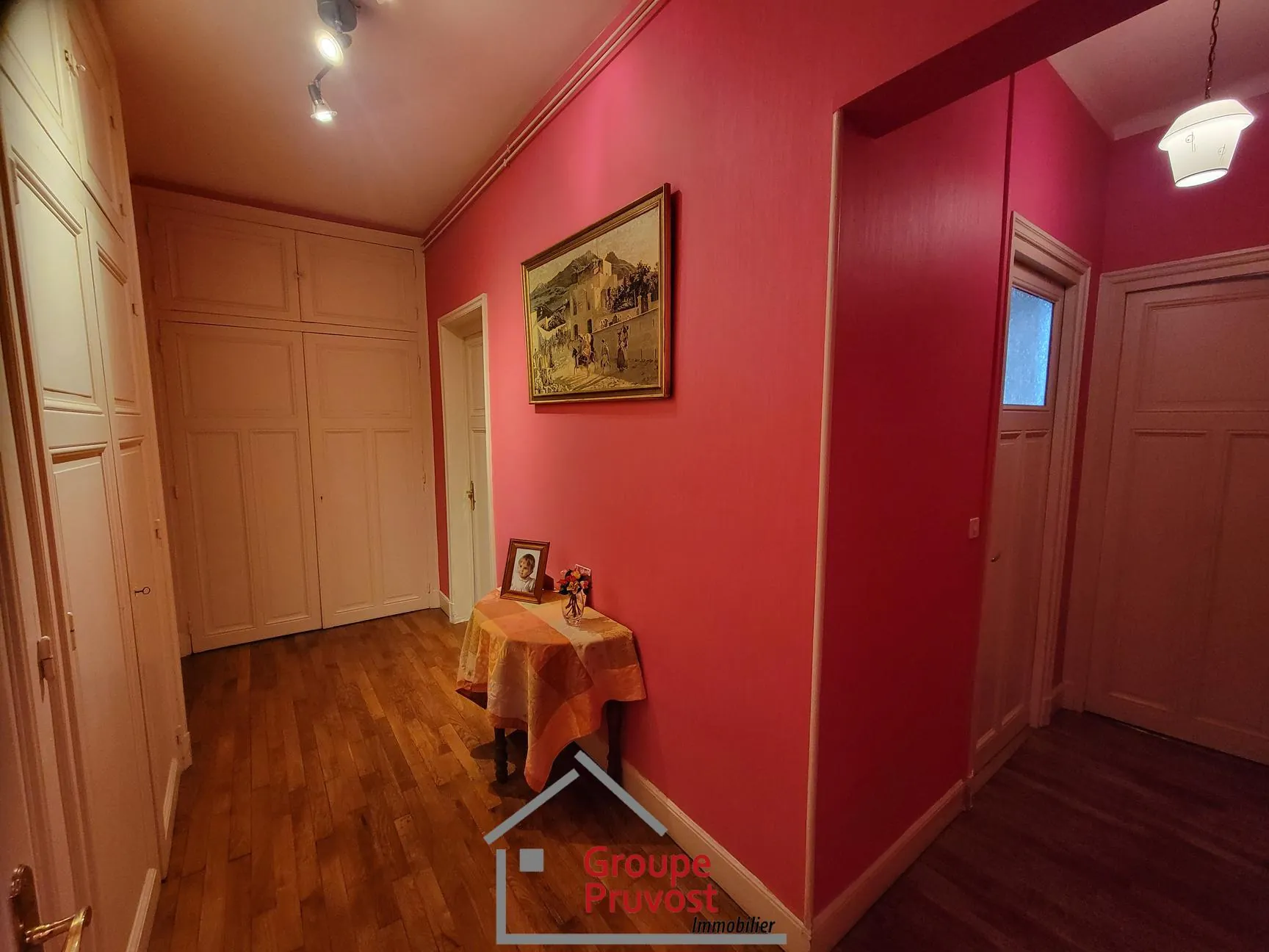 Grand appartement de 134 m² avec garage et cave en plein centre de Roanne 
